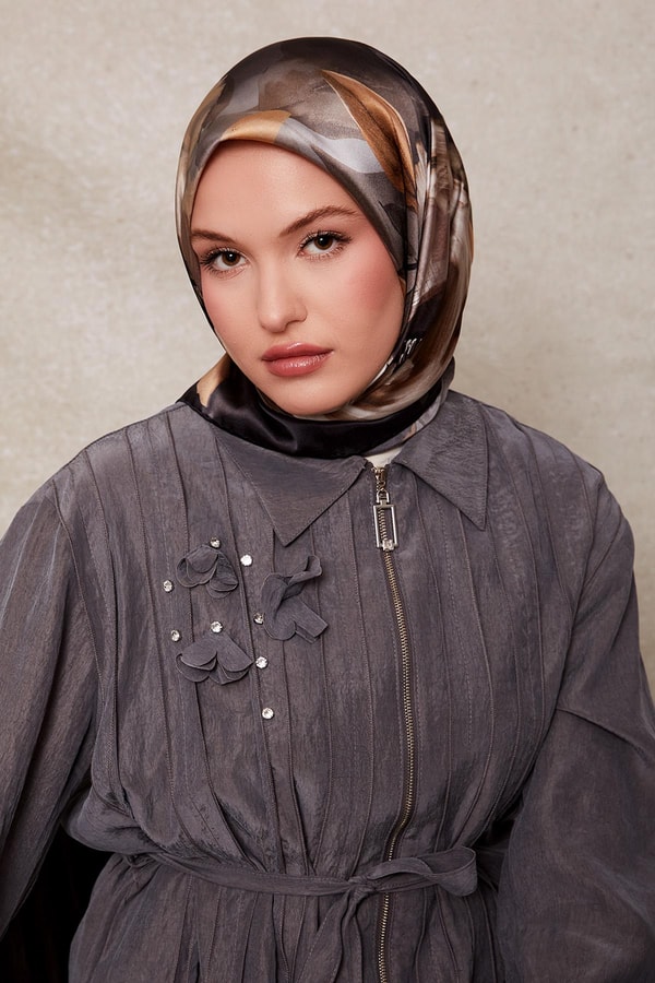 LevidorSiyah Çiçek Desenli Twill İpek Eşarp