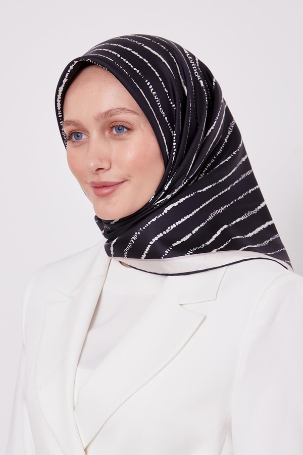 LevidorSiyah Çizgili Yazı Desen Twill İpek Eşarp