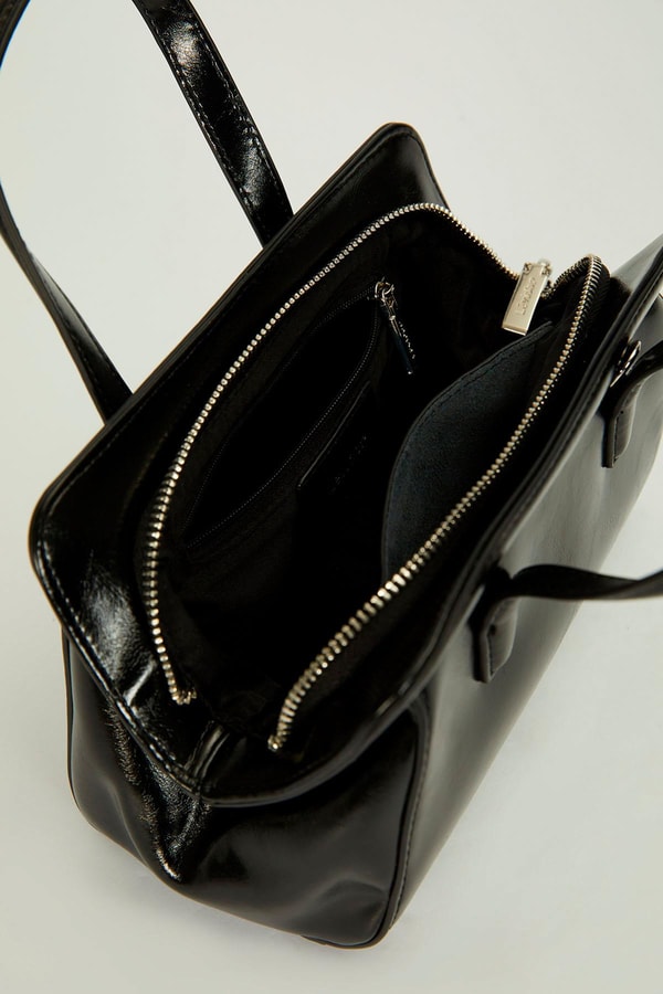 LevidorSiyah Fermuar Kapama Detaylı El Çantası