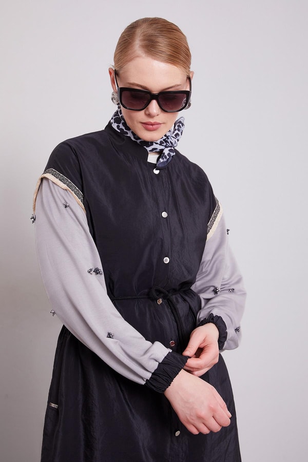 LevidorSiyah-Gri Kapüşonlu Kolları İşlemeli Trençkot