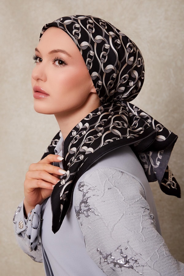 LevidorSiyah-Gri Zincirli Desenli Twill İpek Eşarp