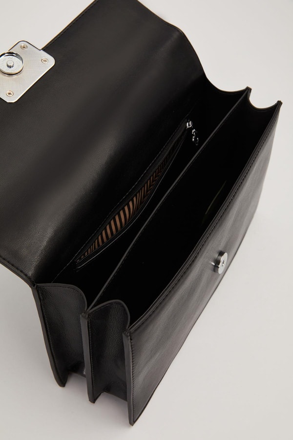 LevidorSiyah Kare Form Charm Detaylı Omuz Çantası