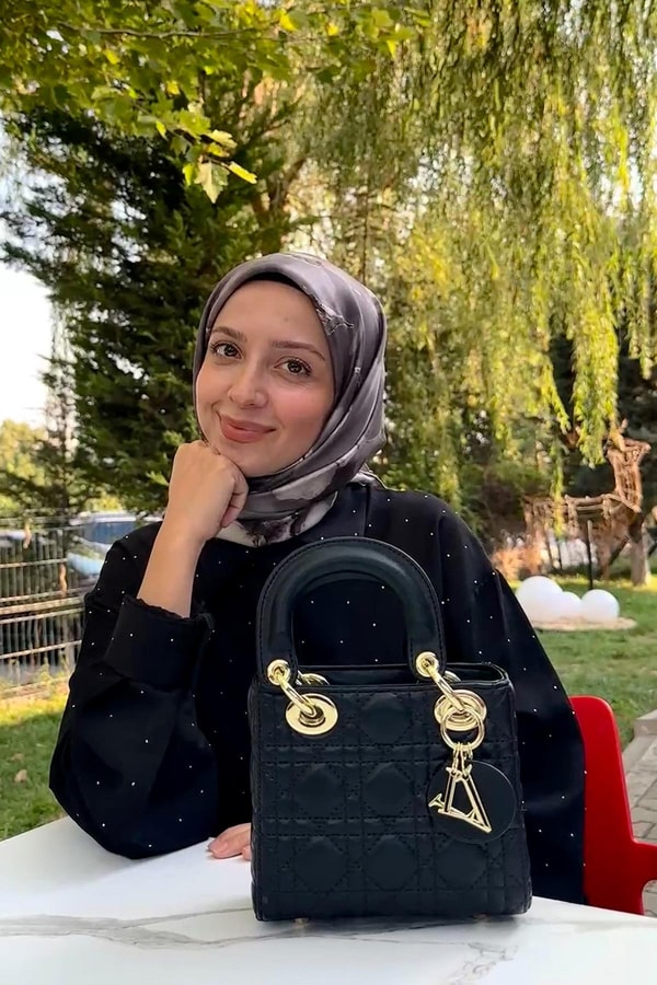 LevidorSiyah Kare Gold Zincir Detaylı El Çantası