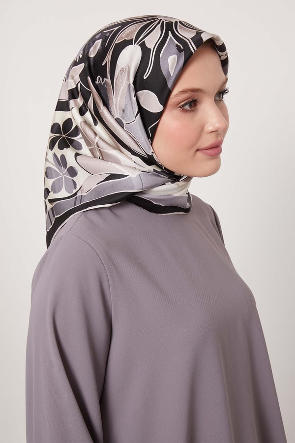 LevidorSiyah Karışık Çiçek Desen Twill İpek Eşarp