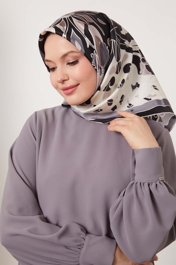 LevidorSiyah Karışık Çiçek Desen Twill İpek Eşarp