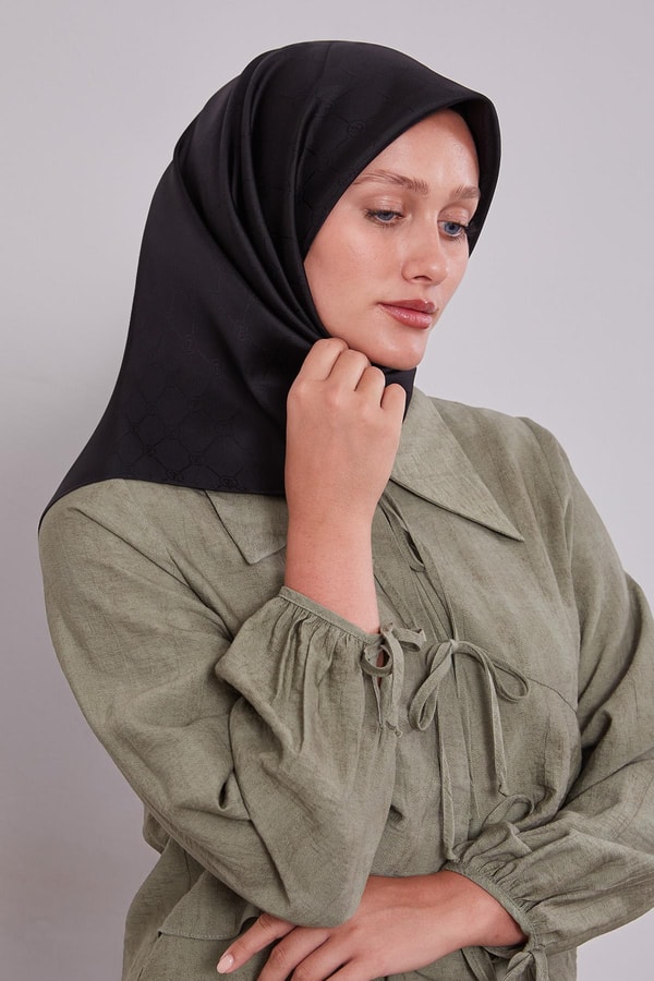 LevidorSiyah Kenar Şeritli Monogram İpek Eşarp