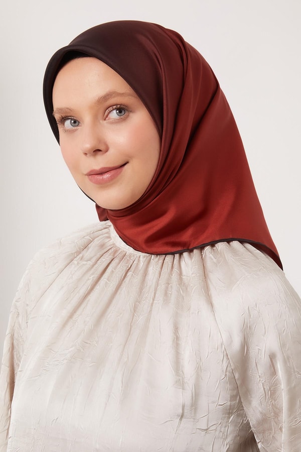 LevidorSiyah-Kırmızı Geçişli Twill İpek Eşarp