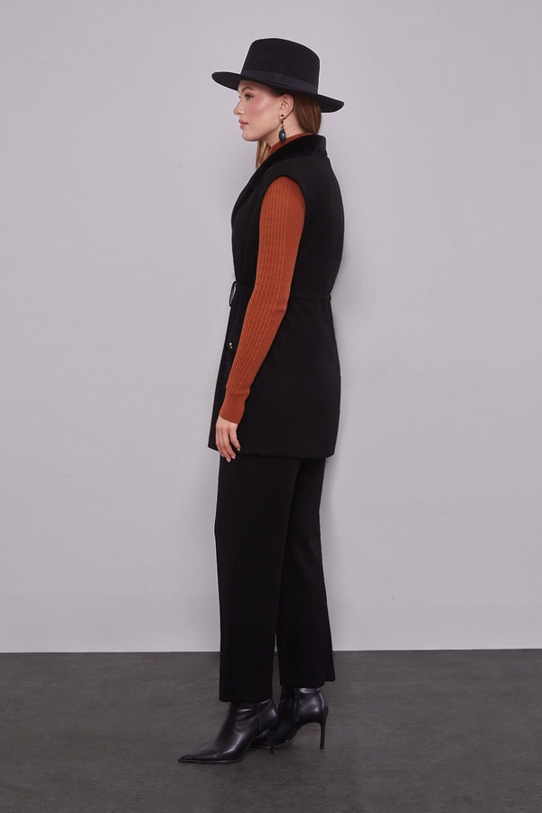 LevidorSiyah Kürk Yaka Detaylı Yelek Takım