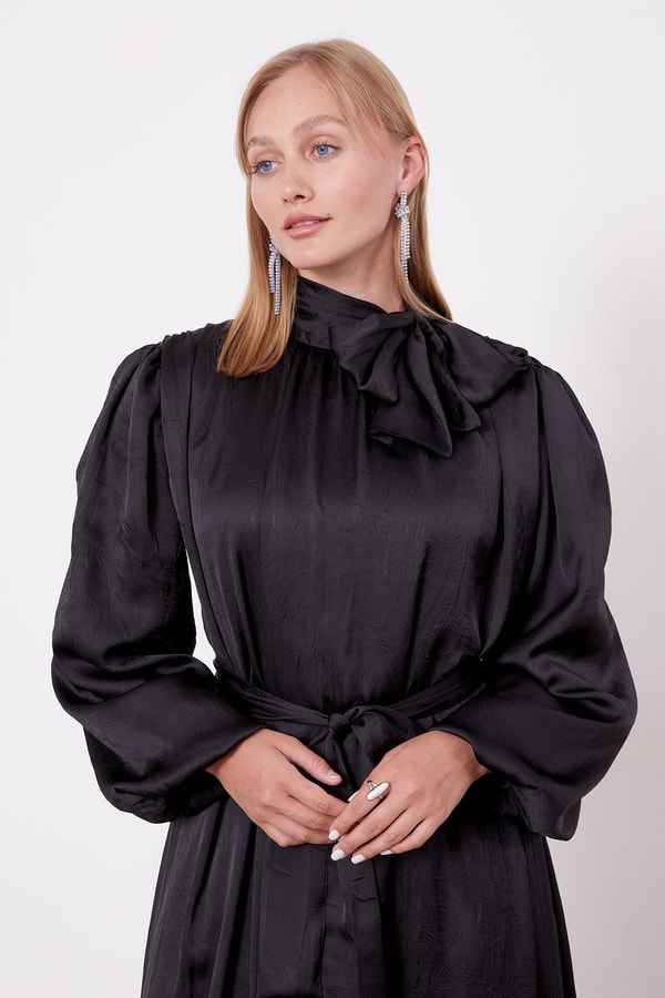 LevidorSiyah Kuşak Detaylı Saten Kraş Elbise