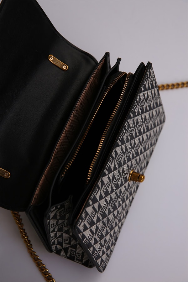 LevidorSiyah Monogram Baskılı Zincirli Çapraz Çanta