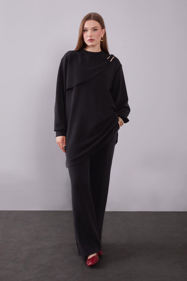 LevidorSiyah Omuz Aksesuar Detaylı İkili Takım