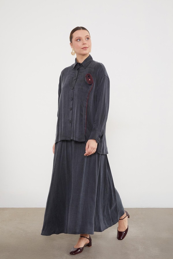 LevidorSiyah Önü Gül Detaylı Düğmeli Etek Takım