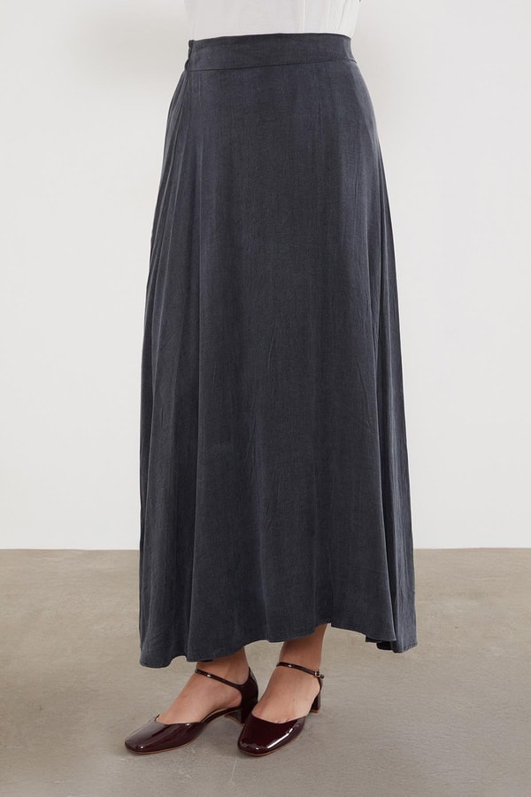 LevidorSiyah Önü Gül Detaylı Düğmeli Etek Takım