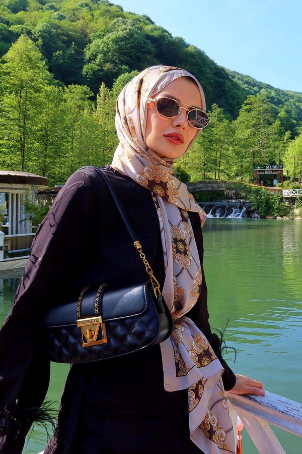 LevidorSiyah Oval Kapitone Desen Omuz Çantası