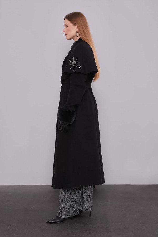 LevidorSiyah Pelerin Detaylı Kaban