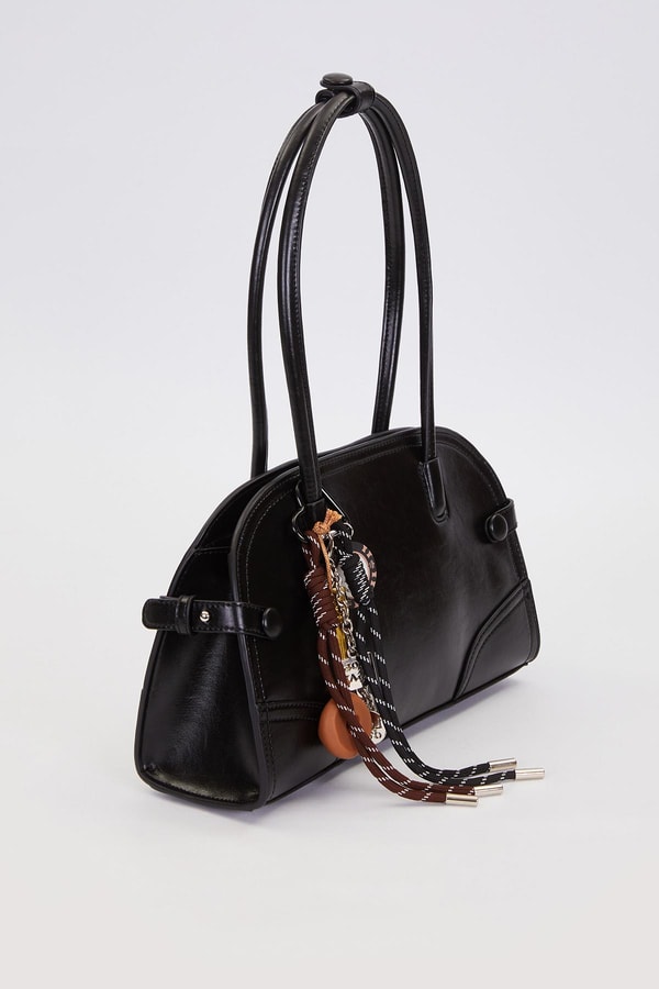 LevidorSiyah Uzun Askılı Charm Detaylı Omuz Çantası