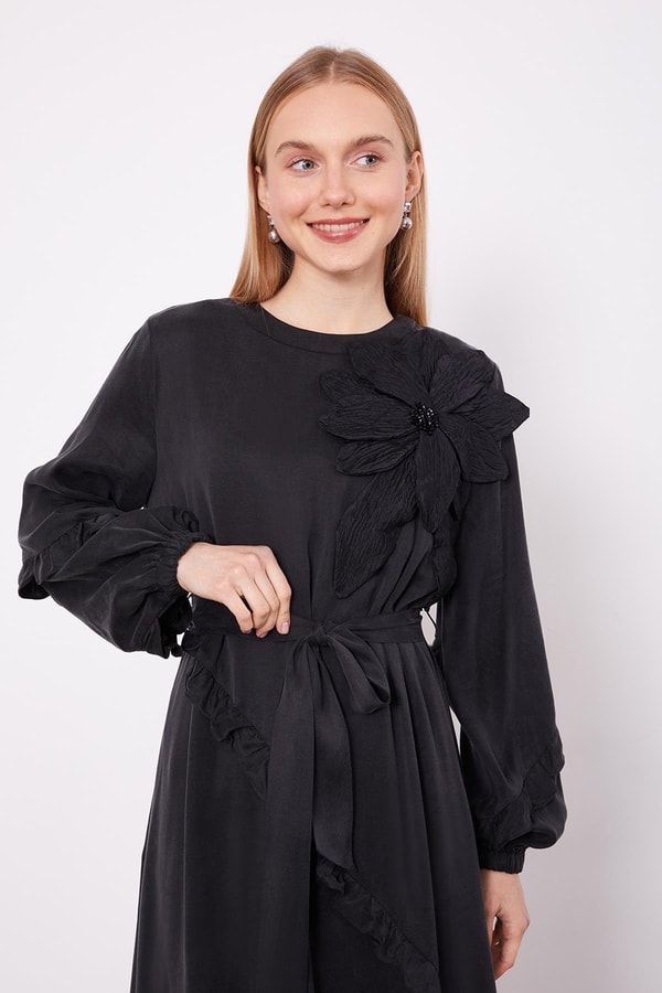 LevidorSiyah Yakası Çiçek Detaylı Cupra Elbise