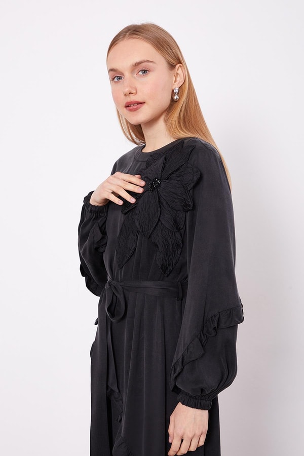 LevidorSiyah Yakası Çiçek Detaylı Cupra Elbise