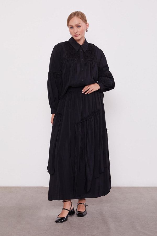 LevidorSiyah Yakası Dantel Detaylı Etek Takım