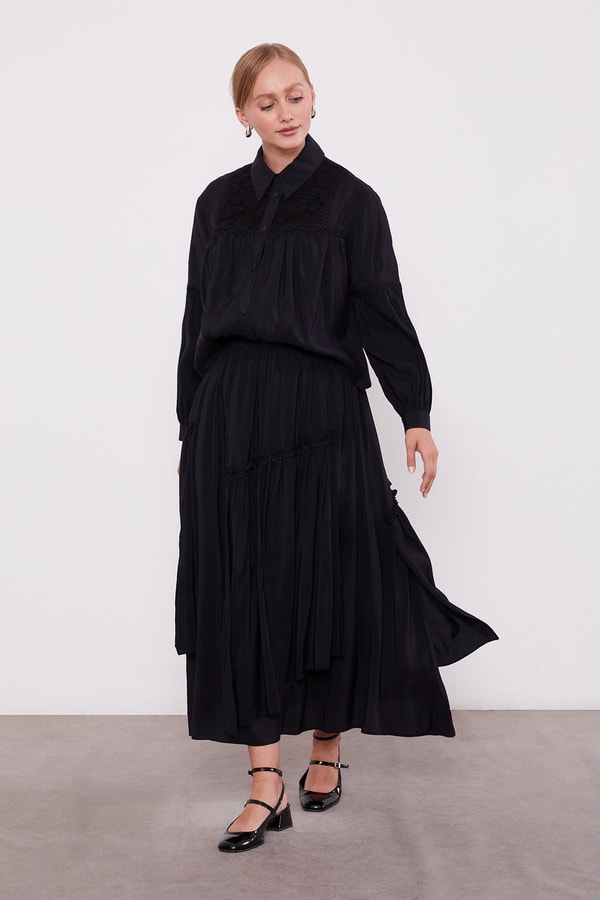 LevidorSiyah Yakası Dantel Detaylı Etek Takım