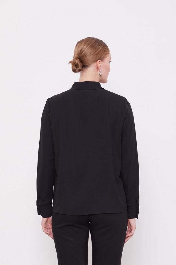 LevidorSiyah Yakası Fular Broş Detaylı Bluz