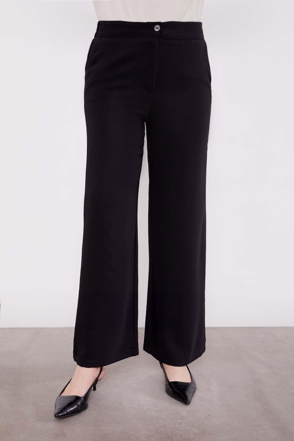 LevidorSiyah Yakası Gül Detaylı İkili Takım