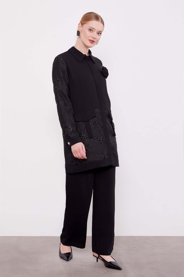 LevidorSiyah Yakası Gül Detaylı İkili Takım