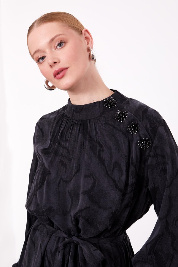 LevidorSiyah Yakası Taş Detaylı Cupra Elbise