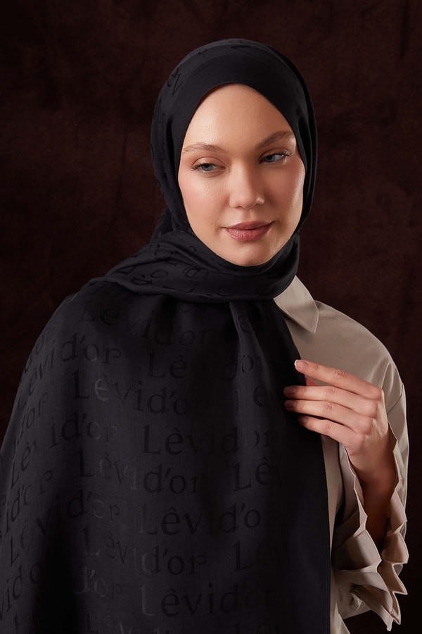 LevidorSiyah Yazı Baskılı Naia Jakar Şal