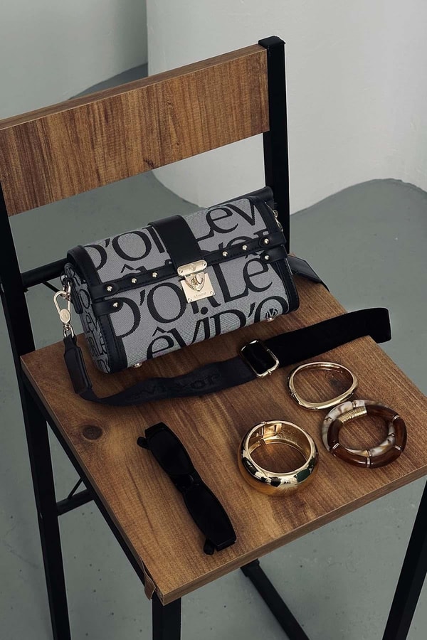 LevidorSiyah Yazı Baskılı Zincir Detay Omuz Çantası