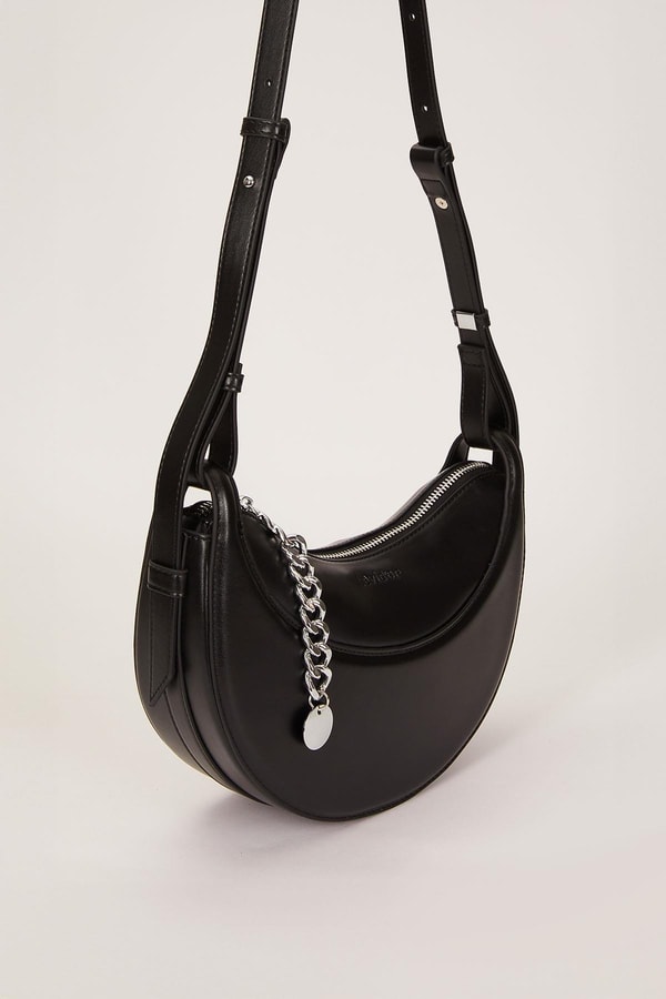 LevidorSiyah Zincir Aksesuarlı Baget Omuz Çantası