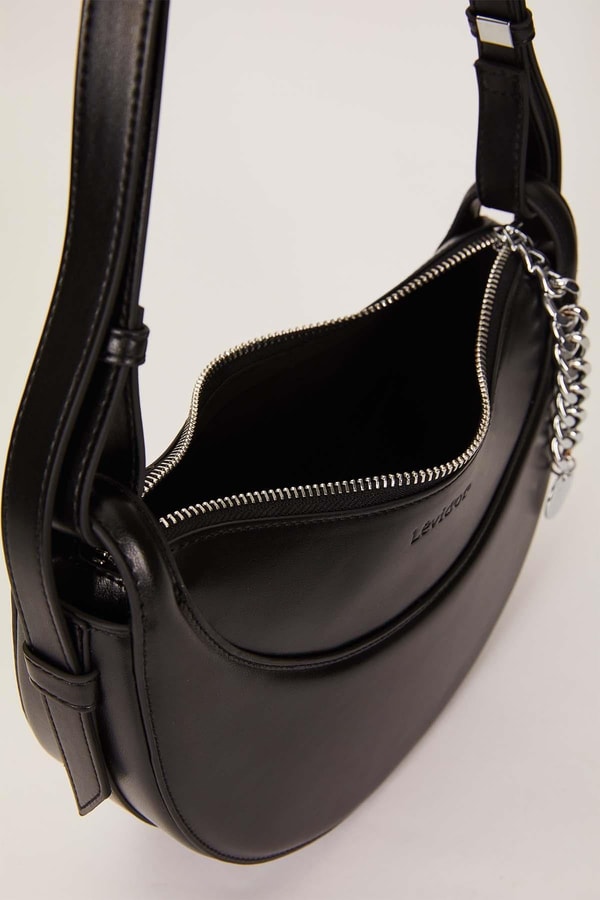 LevidorSiyah Zincir Aksesuarlı Baget Omuz Çantası