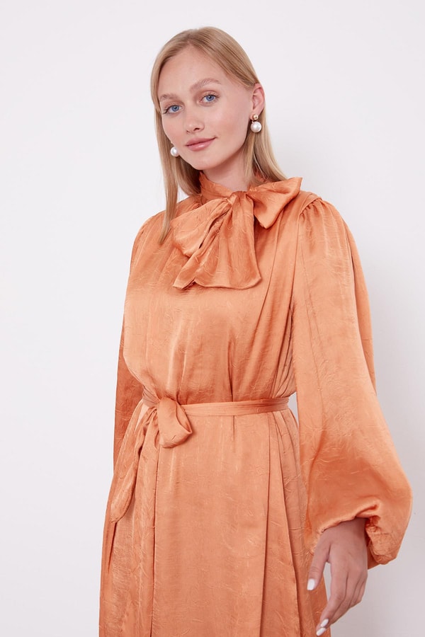 LevidorSomon Kuşak Detaylı Saten Kraş Elbise