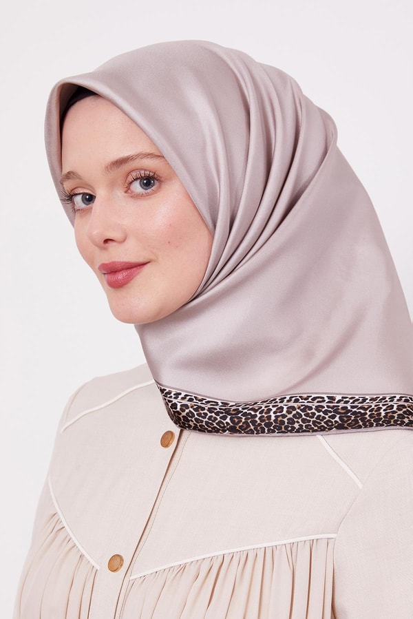 LevidorSütlü Kahve Leopar Desen Twill İpek Eşarp