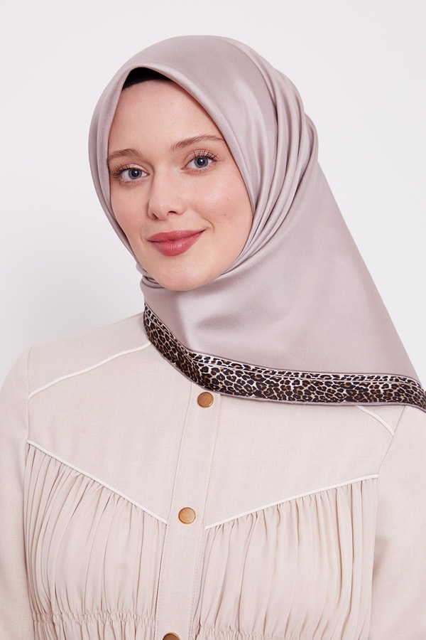 LevidorSütlü Kahve Leopar Desen Twill İpek Eşarp