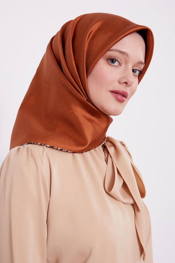 LevidorTuruncu Benekli Twill İpek Eşarp