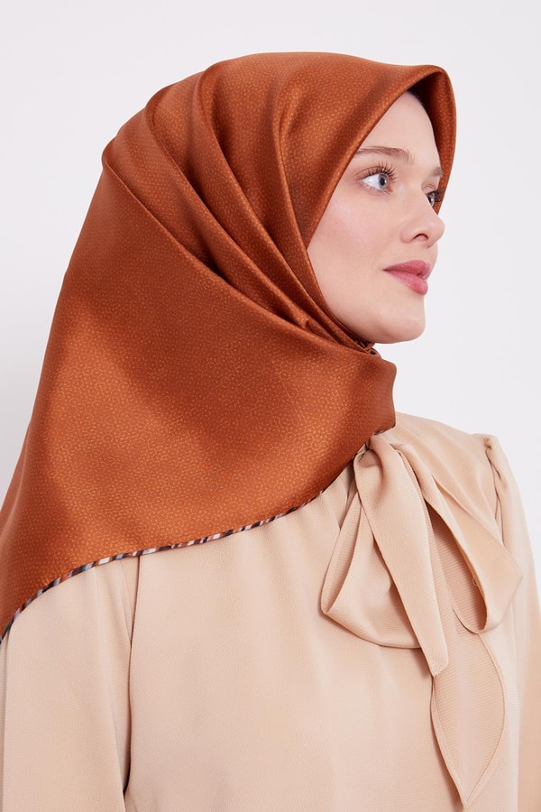 LevidorTuruncu Benekli Twill İpek Eşarp