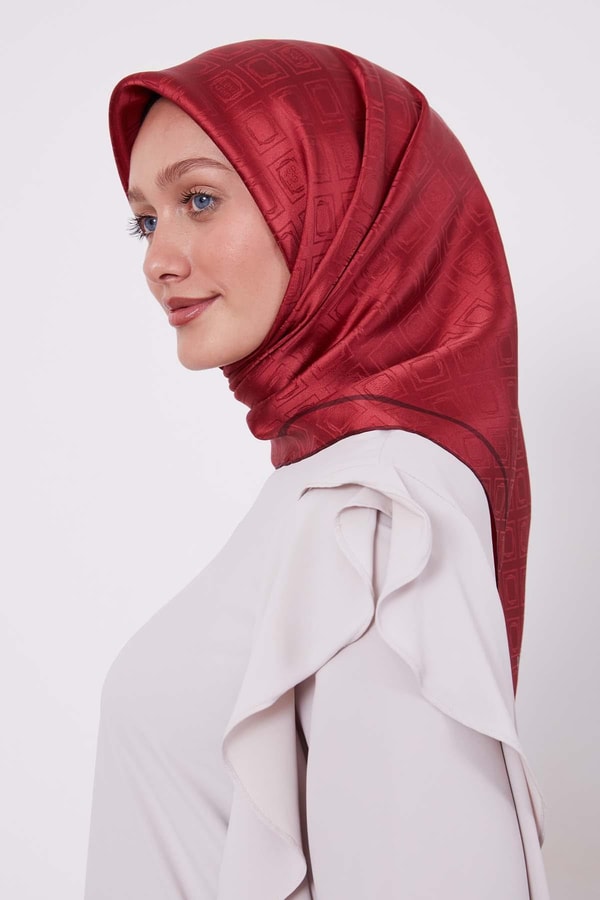 LevidorVişne Baklava Desen Monogram İpek Eşarp