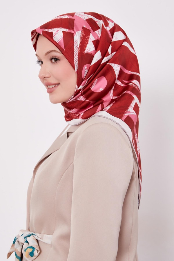 LevidorVişne Harf Baskılı Twill İpek Eşarp