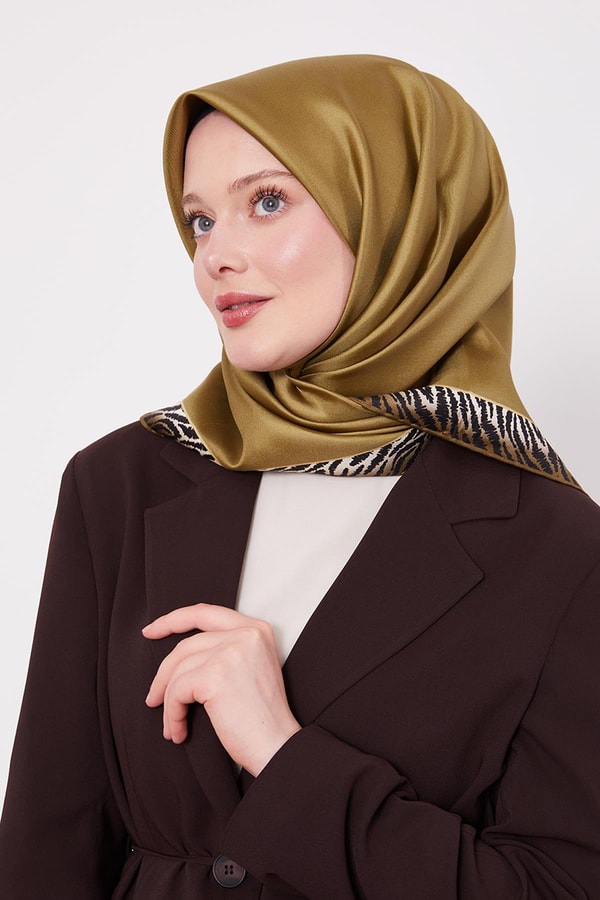 LevidorYağ Yeşili Kenar Leopar Desen Twill İpek Eşarp