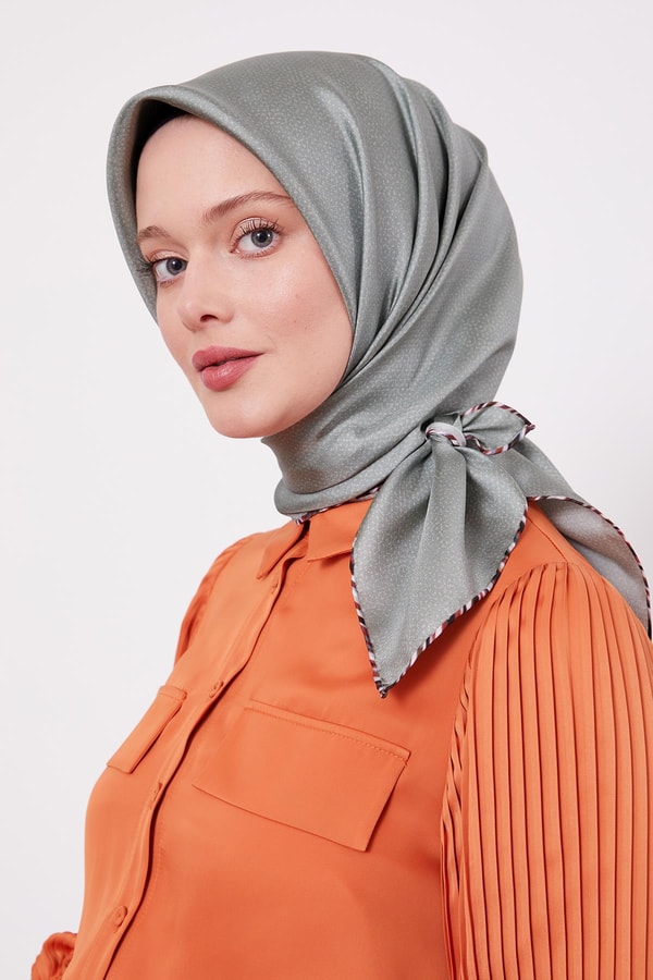 LevidorYeşil Benekli Twill İpek Eşarp