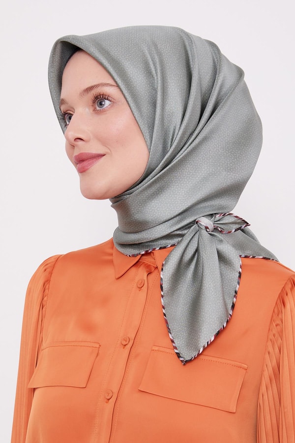 LevidorYeşil Benekli Twill İpek Eşarp