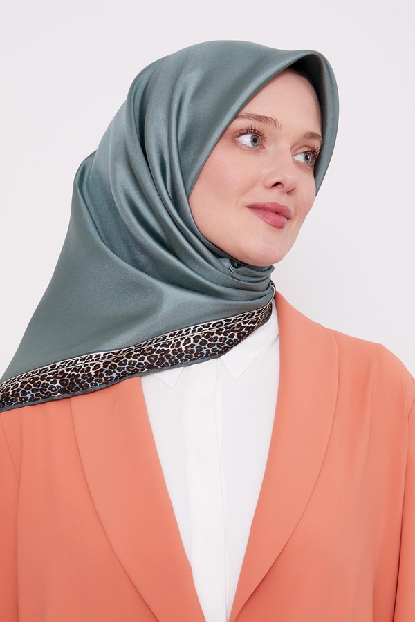 LevidorYosun Yeşili Leopar Desen Twill İpek Eşarp