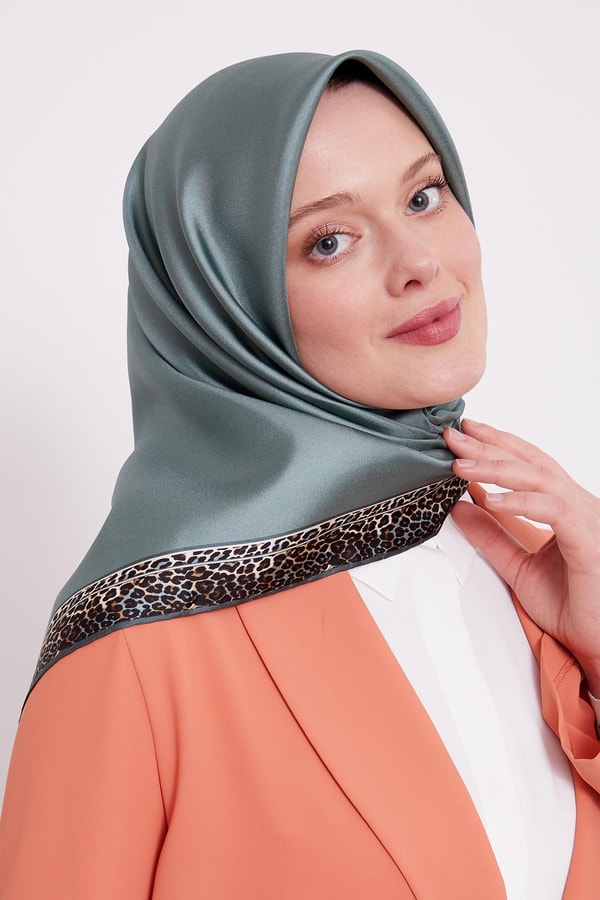 LevidorYosun Yeşili Leopar Desen Twill İpek Eşarp