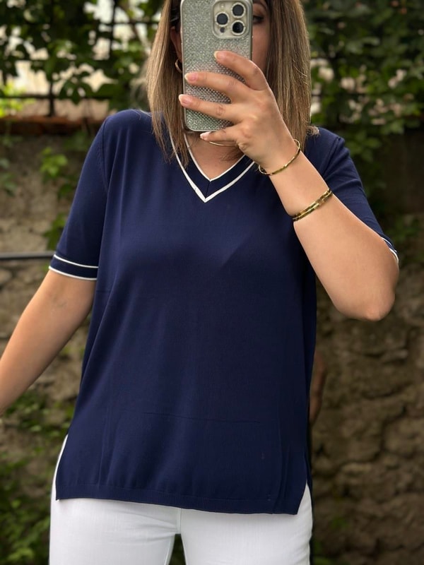 V Yaka Çizgili Yan Yırtmaçlı Merserize Bluz Lacivert