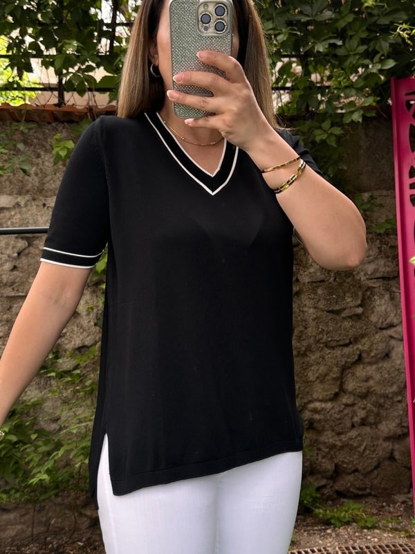 V Yaka Çizgili Yan Yırtmaçlı Merserize Bluz Siyah