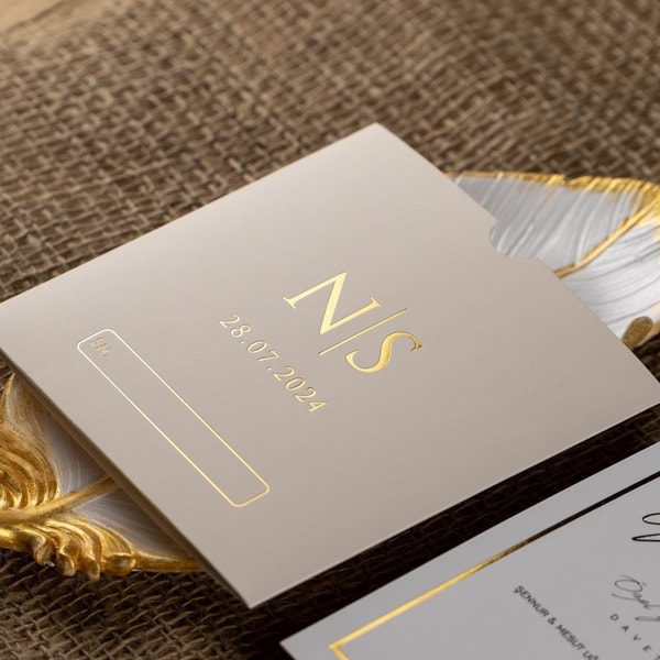 Altın Yaldızlı Monogram Baş Harfli Vizon Düğün Davetiyesi