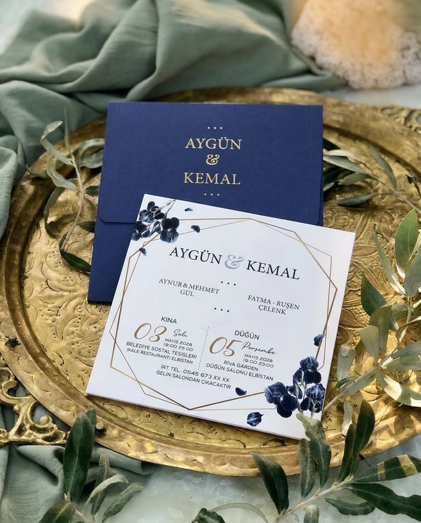 Saks Mavisi Zarflı Altın Yaldızlı Geometrik Düğün Davetiyesi