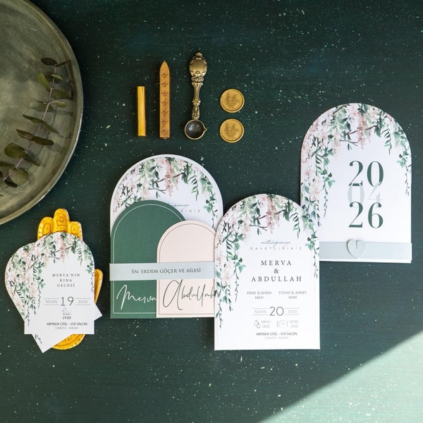 Sarkan Çiçekli Oval Boho Davetiye