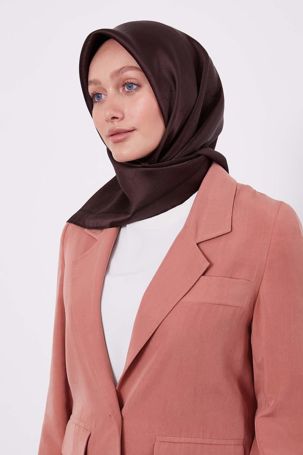 LevidorAcı Kahve Petek Desen Monogram İpek Eşarp